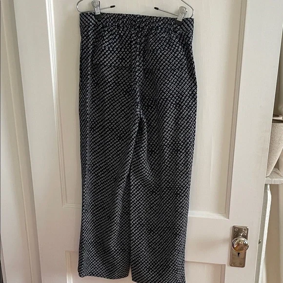 Theory Black and White Patterned Straight Fluid Pants 100% silk - Picture 4 of 4